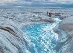 Operatiune de salvare in masa. 675 de oameni au ramas izolati pe o banchiza, in estul Rusiei