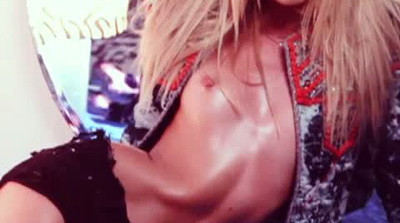 Imaginile care nu au aparut in revista. Fata necunoscuta a unei vedete de top. VIDEO