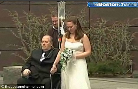 Nunta la care a plans toata lumea. O tanara s-a grabit sa indeplineasca ultima dorinta a tatalui