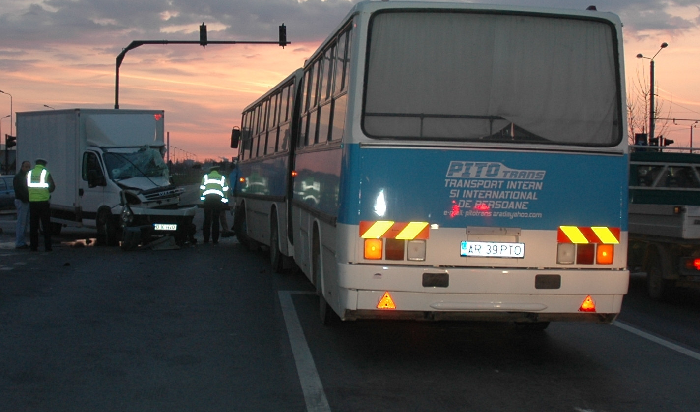 Autobuz plin cu muncitori, lovit in plin de un camion