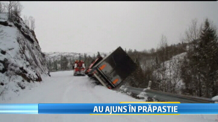 Imagini incredibile. Un camion aflat pe marginea prapastiei trage dupa el vehiculul care il tracta