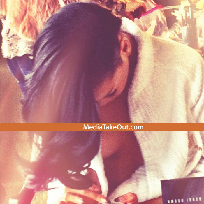 Fara nicio retinere. Rihanna, fotografiata de o prietena, in timp ce iesea goala de la dus