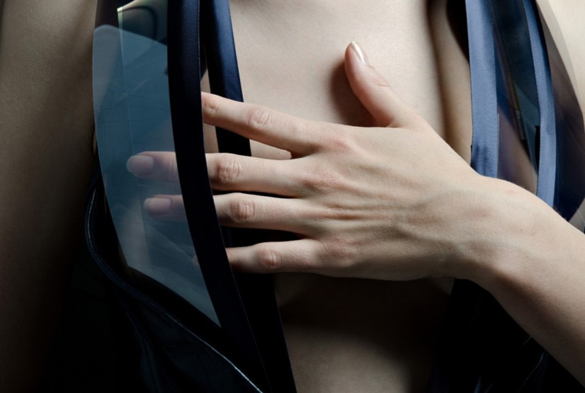 Hainele care devin transparente pe masura ce bataile inimii cresc in intensitate. VIDEO 16+