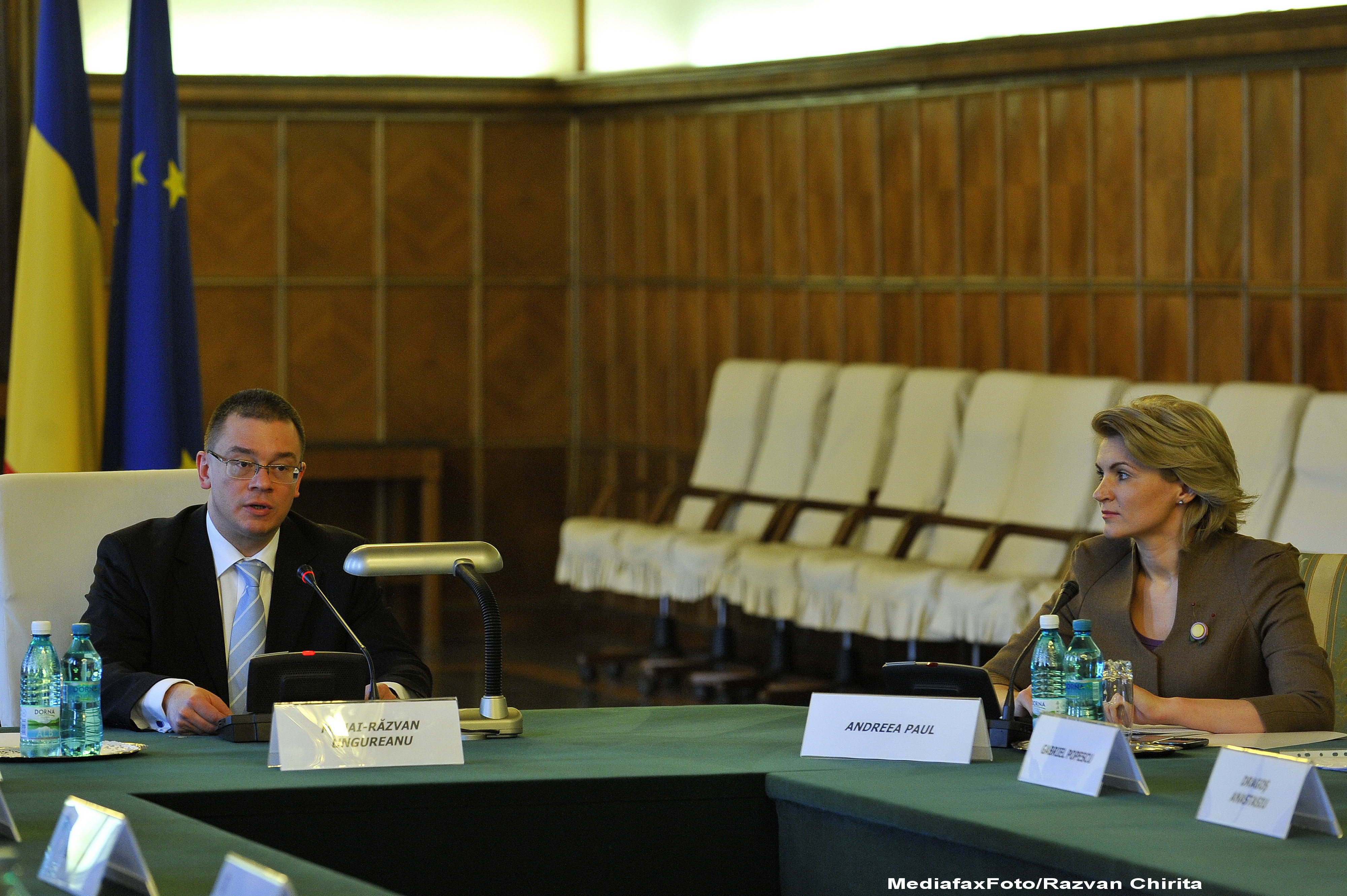 Mesajul lui Ungureanu catre Ponta: "Inapoi la scoala, macar sa citim un pic"