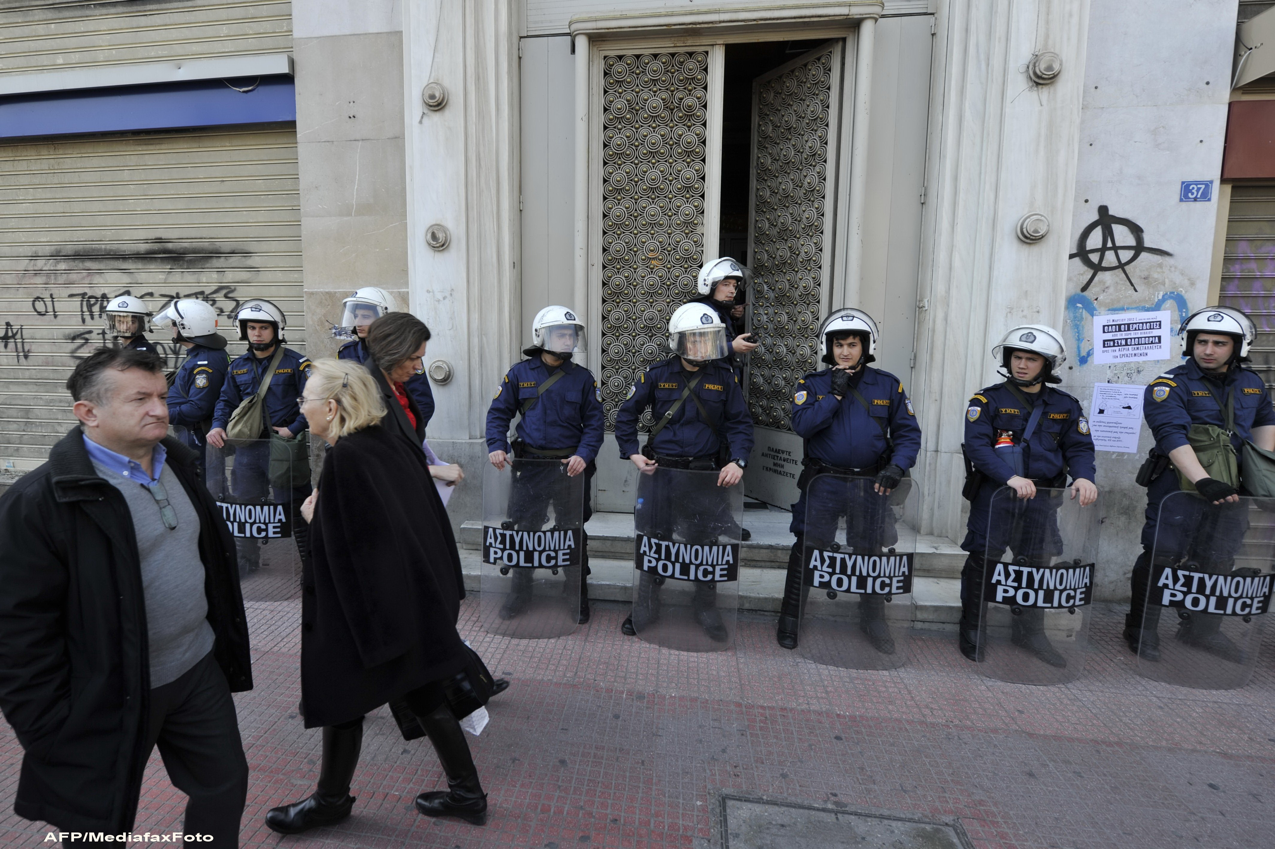 "In felul asta nu o sa las datorii copiilor mei". Un batran si-a tras un glont in cap in Atena