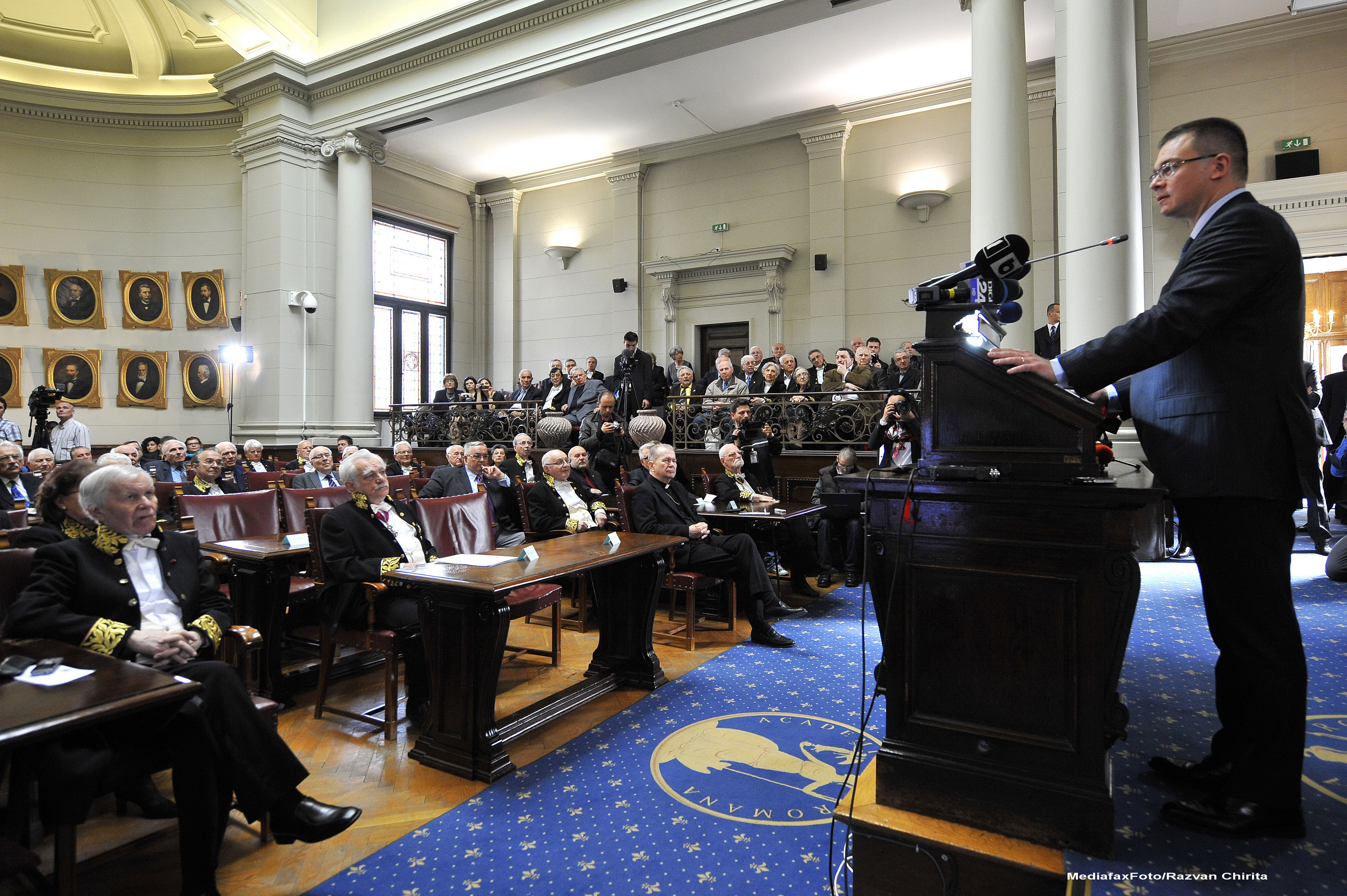 Mihai Razvan Ungureanu: Lasati intelectualii sa faca politica