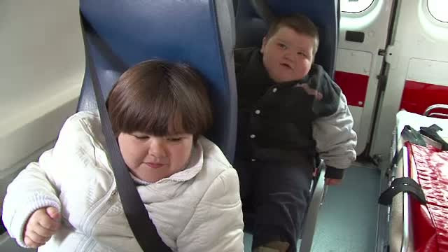 Cei trei frati diagnosticati cu obezitate morbida au o sansa la o viata normala. Cum poti sa-i ajuti