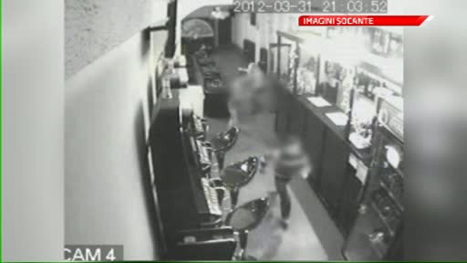 VIDEO. Angajata unui bar, injunghiata de doi copii, pentru ca nu i-a lasat sa bea si sa fumeze
