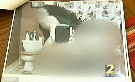 I-a transformat viata intr-un iad pentru ca s-a despartit de el. Tot orasul a vazut-o goala