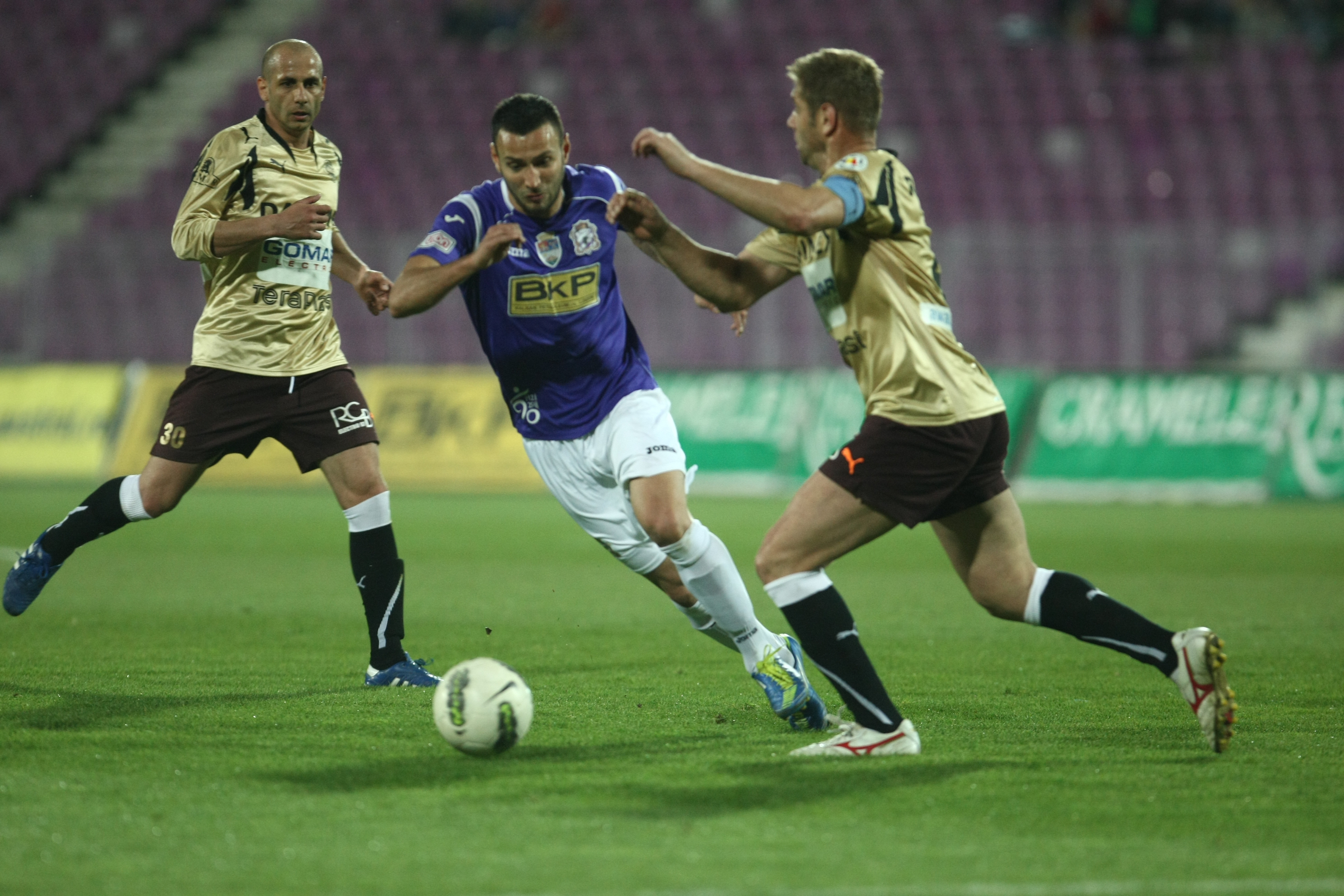 Axente vede partea plina a paharului: ”Suntem privilegiati, ne place sa mergem la serviciu”