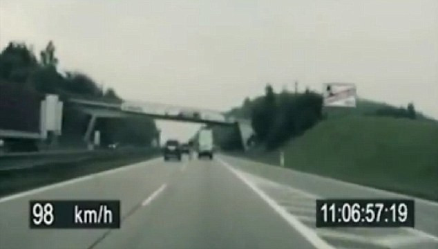 Trucul senzational al unui biciclist. A reusit sa fuga de politie cu peste 100 de km la ora. VIDEO