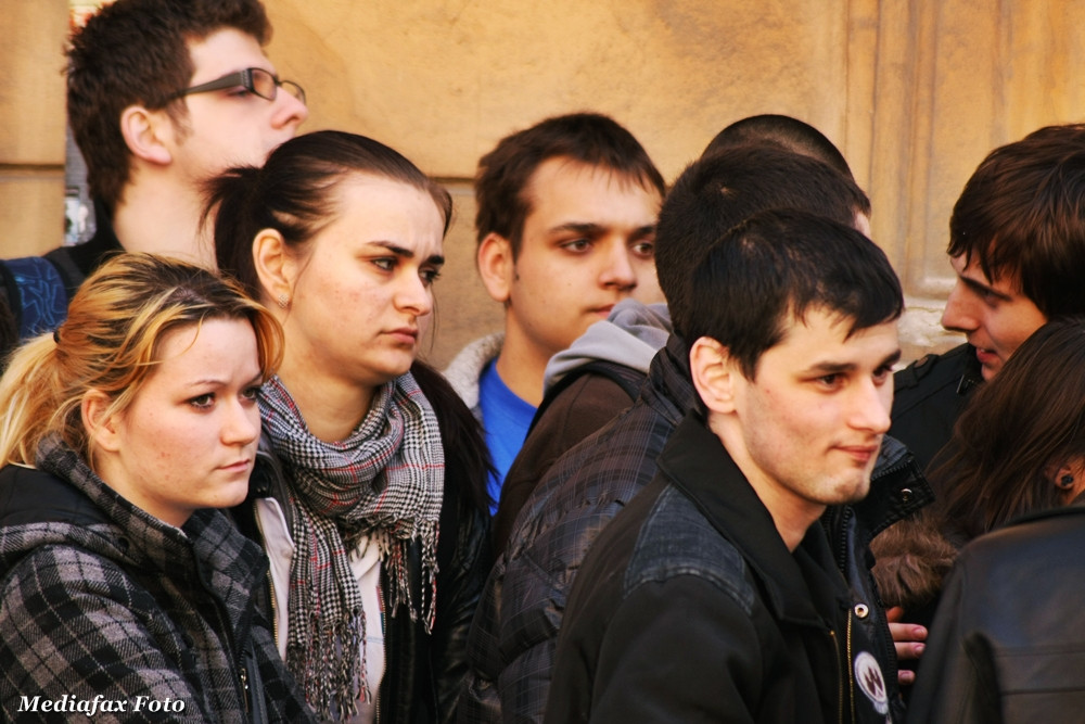 Zile grele pentru elevii chiulangii. Oamenii legii ii cauta in baruri si ii duc inapoi la scoala