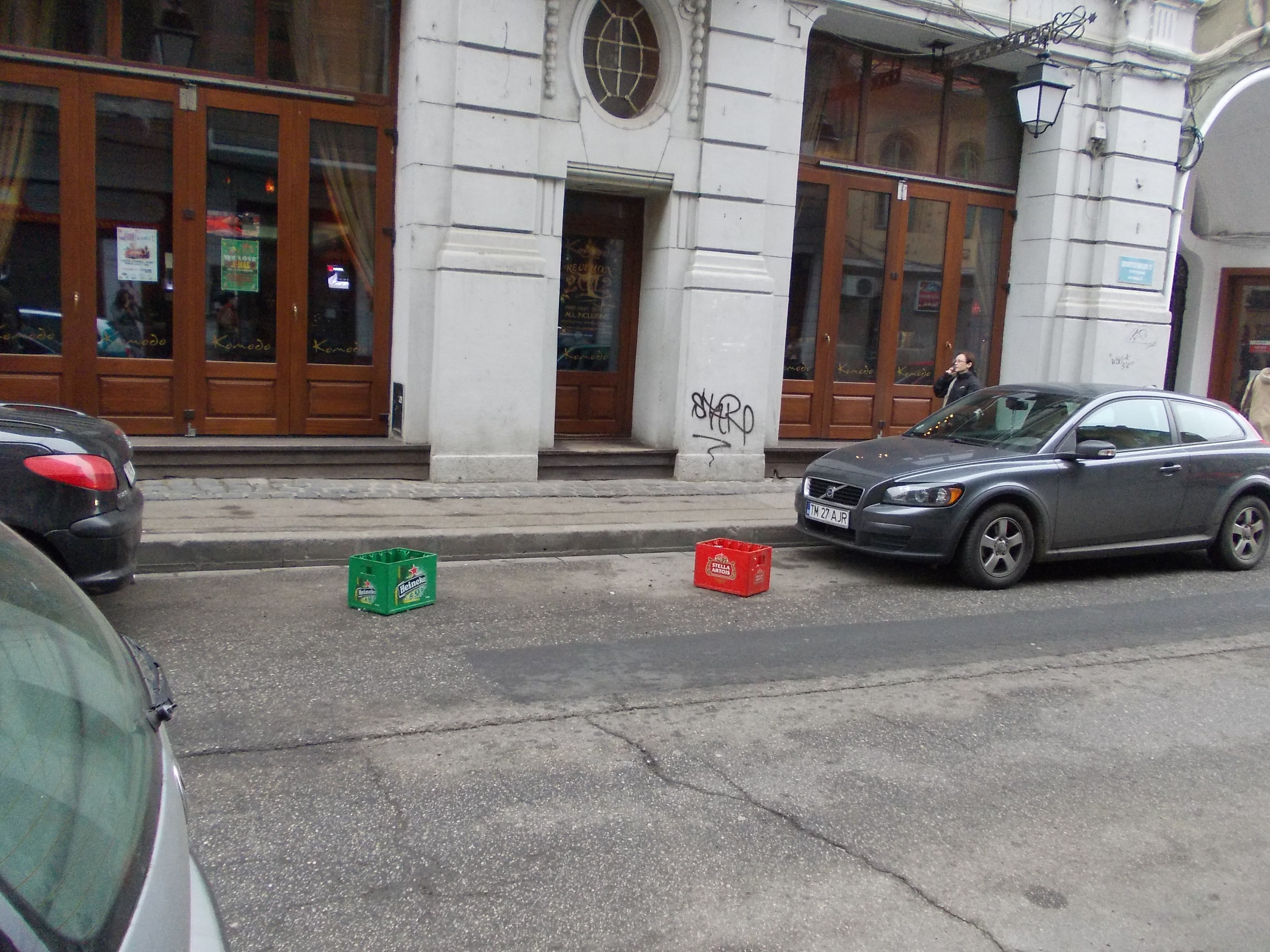 Scaune, lazi de bere si cosuri de gunoi. Vezi cum sunt vanate locurile de parcare din Timisoara