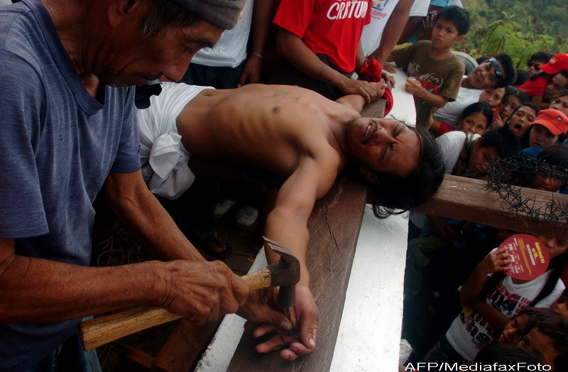 VIDEO SOCANT. Isi provoaca dureri cumplite, convinsi ca astfel isi vor spala pacatele