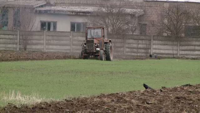 Pentru ca suntem "la moda" si risipim banii de la UE, riscam sa ne trezim cu agricultura pe butuci