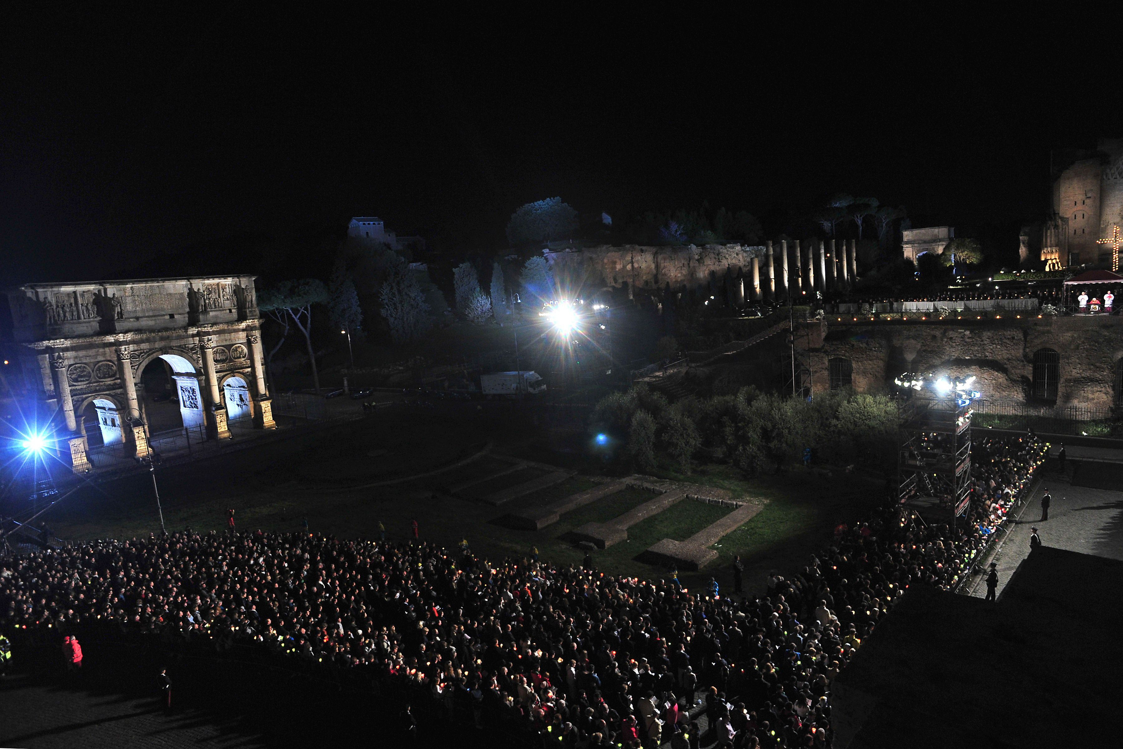 De Paste, Papa ii invita pe catolici sa se inspire din Drumul Crucii pentru a face fata crizei. FOTO