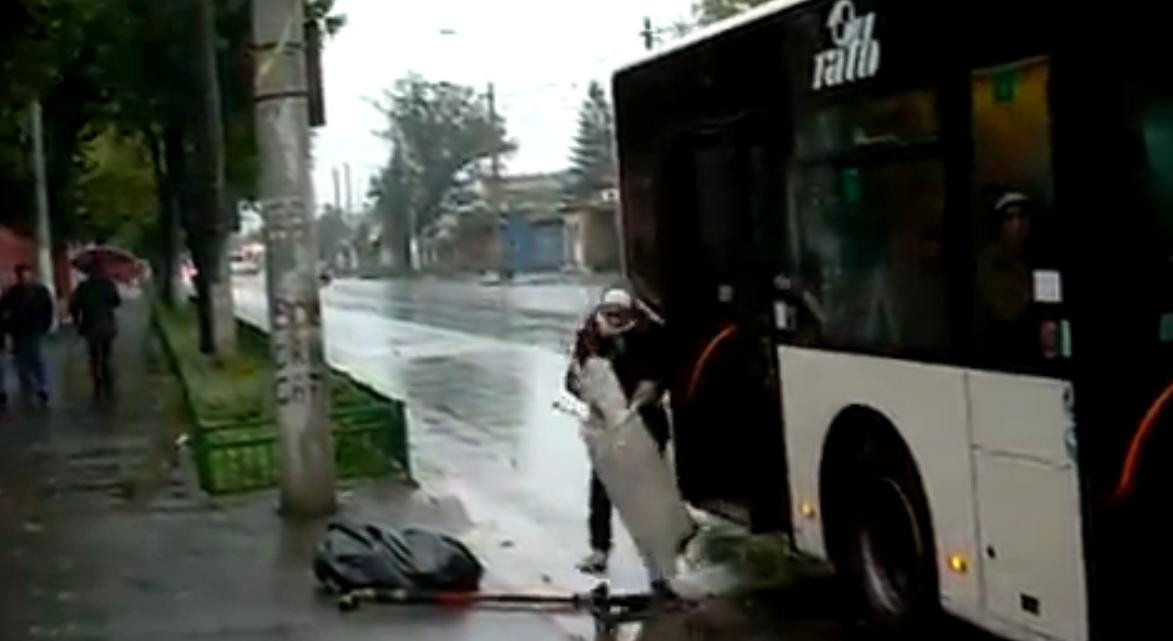 VIDEO. Romania, de rasul Internetului. Nimeni nu intelege cum e posibil asa ceva intr-un autobuz