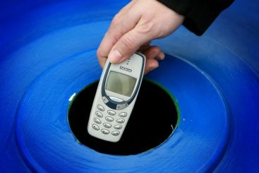 Gigantul se prabuseste. Nokia recunoaste ca nu vinde atatea telefoane cat estimase