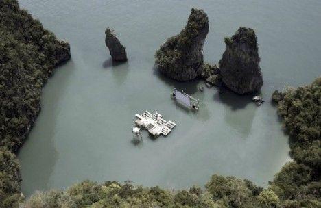 Ecran reciclabil, amplasat intre stanci. Primul cinematograf plutitor din lume FOTO