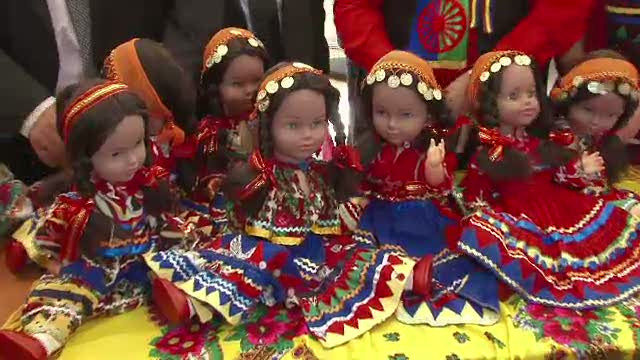 Lulica, papusa de etnie roma, cu ochi albastri. Ar trebui sa spulbere prejudecatile legate de tigani