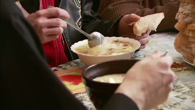 Vreti sa traiti mai mult? Uitati de exercitii si regimuri alimentare. Mancati mai putin