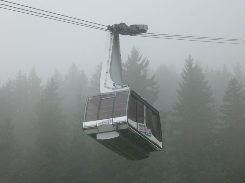 Operatiune de salvare la inaltime. 70 de persoane blocate intr-o telecabina, evacuate cu elicoptere