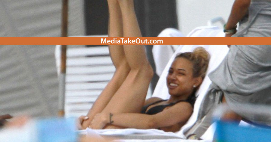 Fotografii, jenati de gestul ei. Vedeta pare sa nu se mai sature de propriile atingeri indecente