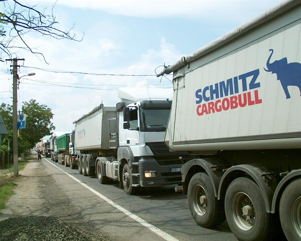 Cozi infernale la Vama Varsand, in judetul Arad. Sute de camioane au asteptat cu orele sa poata intra in Ungaria