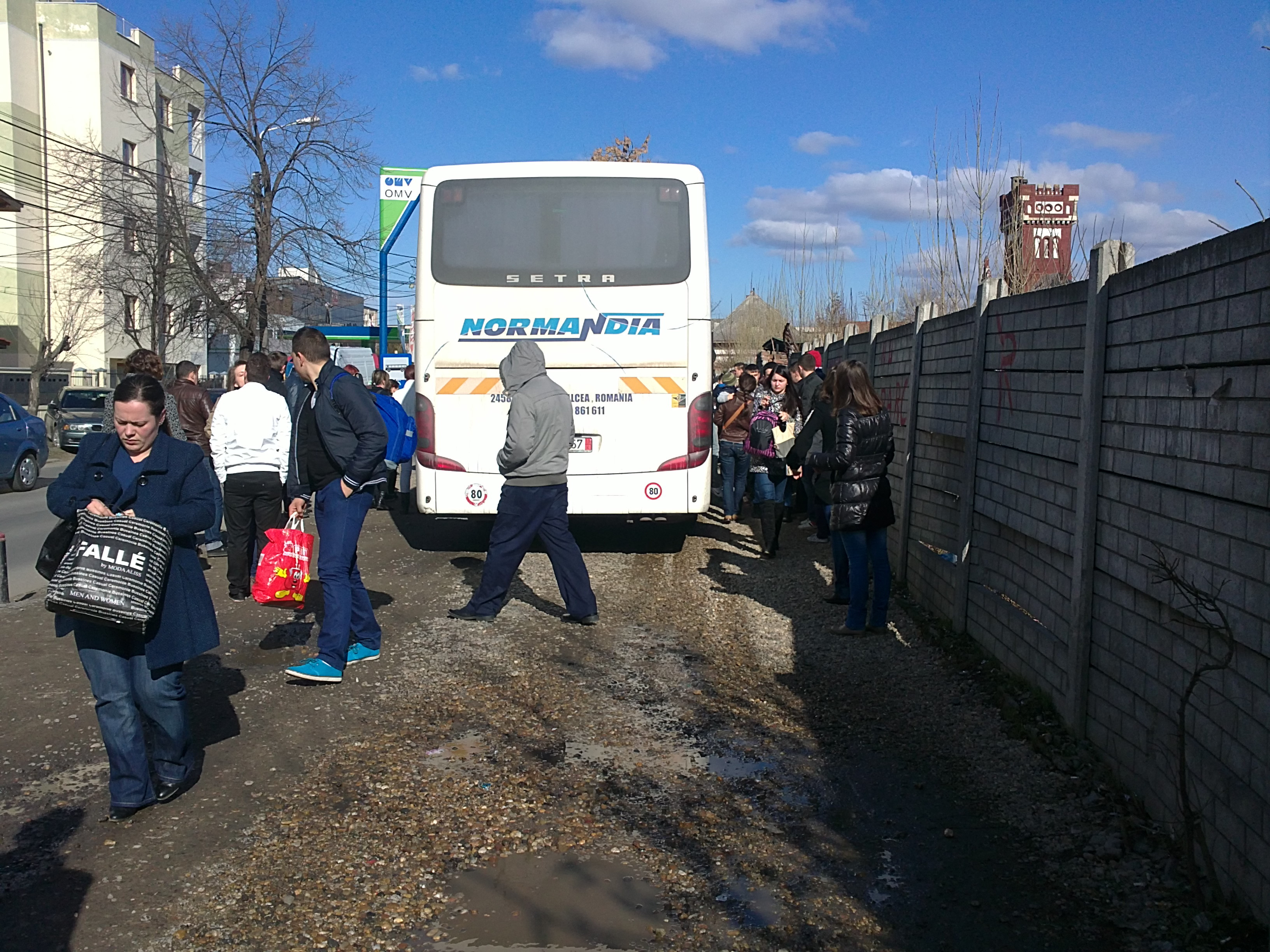 Paradisul hotilor de buzunare. Statia de autocar din Complexul Studentesc este tinta sigura
