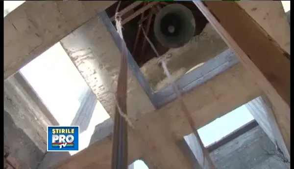 INCREDIBIL. Suparata pe clopotele care bat prea tare, o femeie l-a dat in judecata pe preot