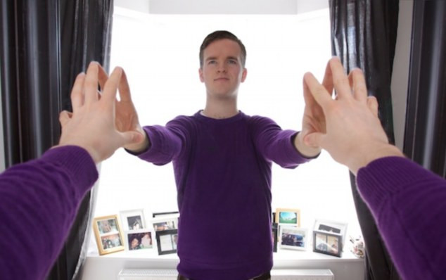 Cum a fost facuta poza? Un fotograf si-a facut autoportretul in oglinda, dar aparatul nu se vede