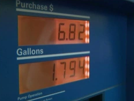 Benzina de patru ori mai ieftina. Oamenii au facut cozi la pompe - si-au chemat rudele si prietenii