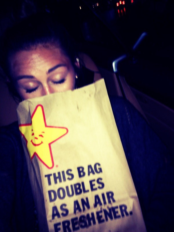 Poza cu o punga de hamburgeri de la un fast-food a provocat panica printre fanii acestei vedete