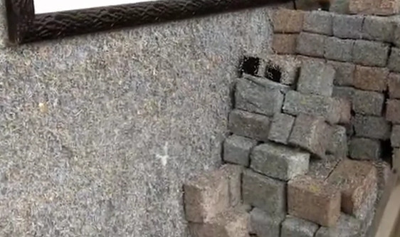 VIDEO. Casa construita din "caramizi" de bani, in valoare de 1,4 miliarde de euro