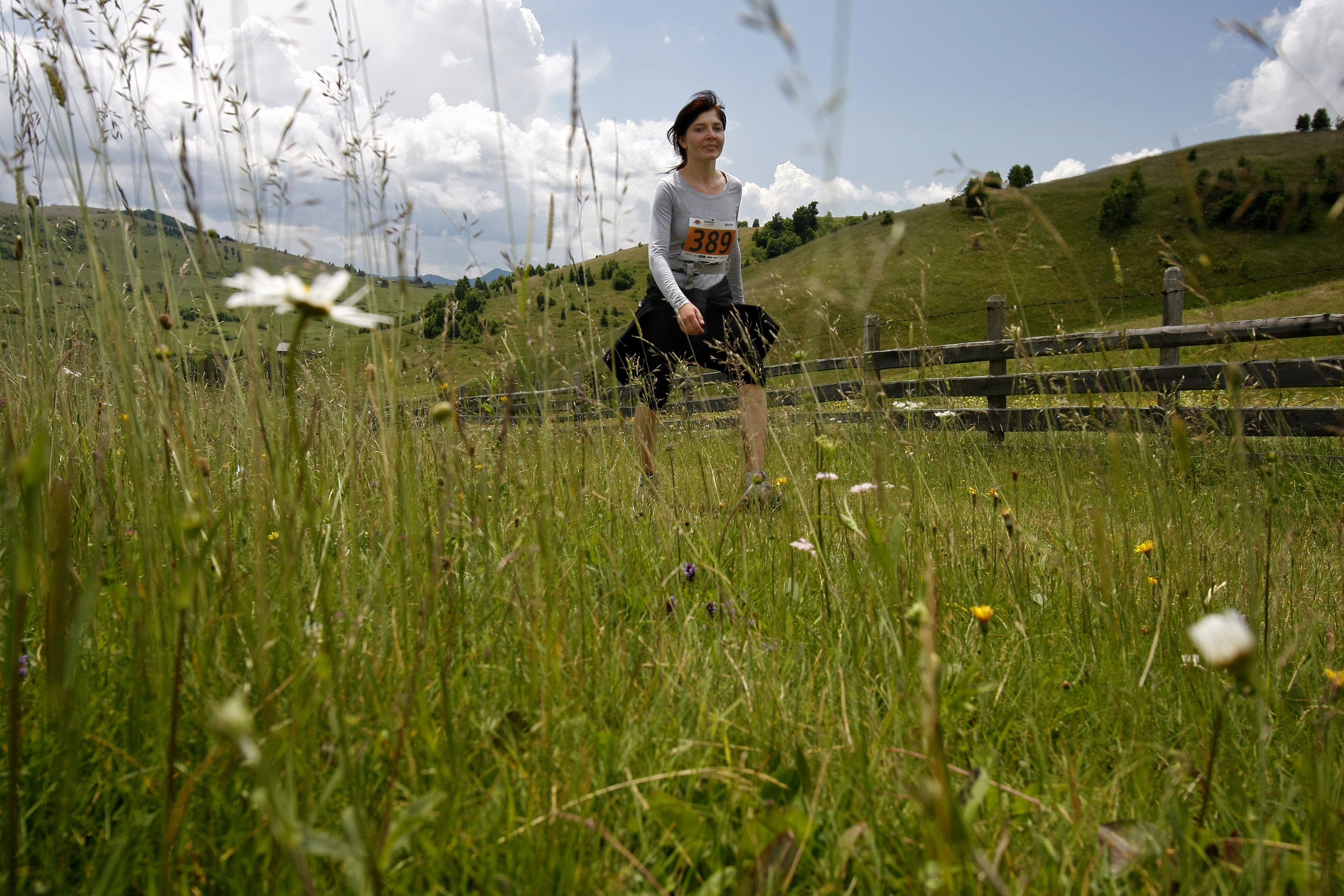 Zeci de turisti din Franta cutreiera Muntii Apuseni, dornici sa descopere locuri unice
