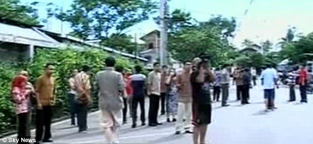 "Dumnezeu e mare". Populatia unei provincii din Indonezia a fugit in zonele inalte ale localitatii