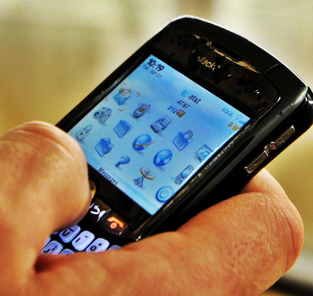 Ranit intr-un accident rutier, un tanar a ramas si fara telefonul mobil, dupa ce a fost jefuit