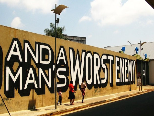 Cel mai mare exportator de diamante din Africa de Sud s-a trezit cu un mesaj neasteptat pe ziduri