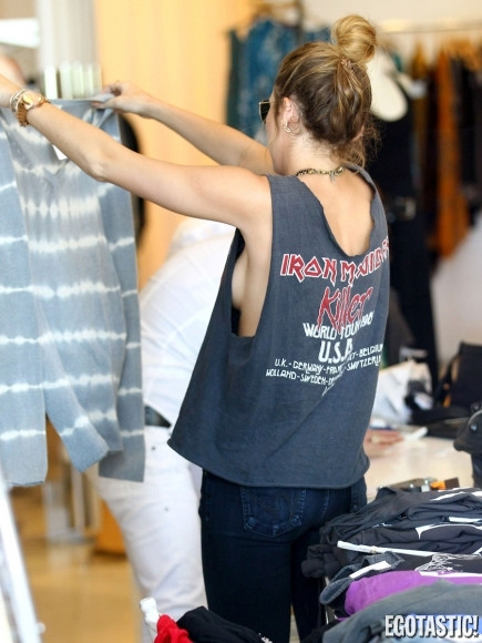 Inca un pic si nu mai ramane nimic nevazut. Diva pe care fotografii au prins-o din nou dezbracata