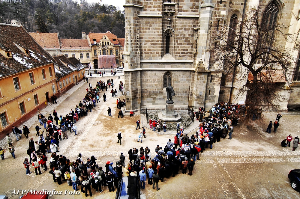 Arheologii au gasit la Biserica Neagra din Brasov peste 50 de morminte din Evul Mediu