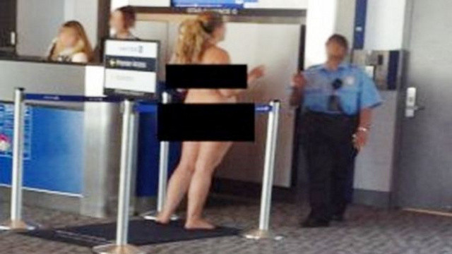 Motivul pentru care aceasta femeie s-a dezbracat pana la piele pe aeroport