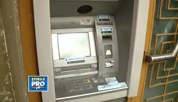 Tentativa de furt la un bancomat din Timisoara. Hotii au improvizat un dispozitiv care retinea banii