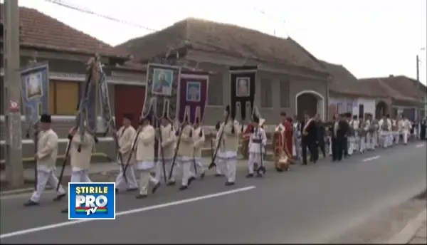TRADITIE. Zeci de barbati vor dona paine si vin unei biserici din Alba