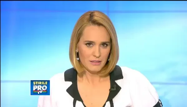 Motivul pentru care aceasta femeie s-a dezbracat pana la piele pe aeroport