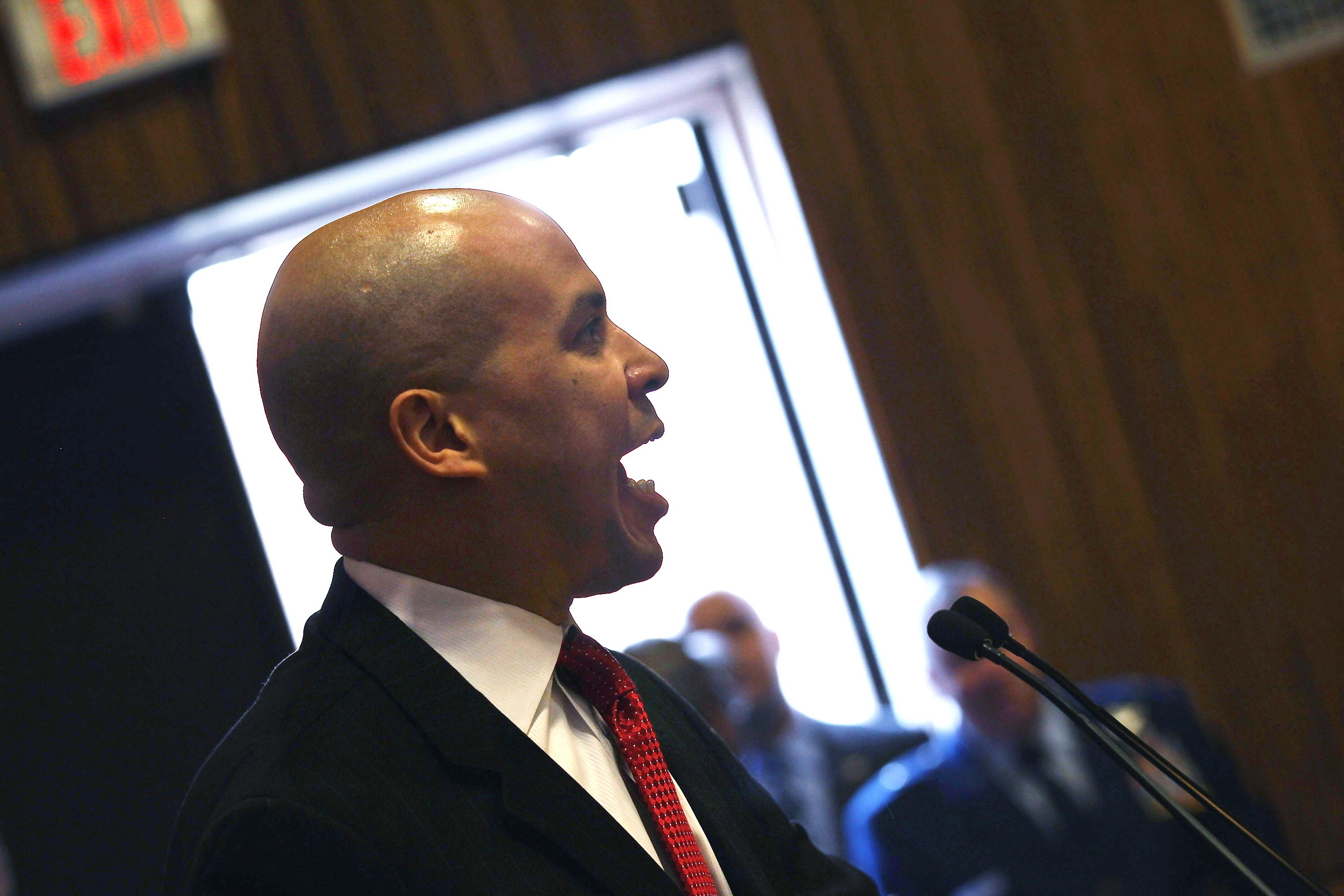 Primarul din Newark a ajuns la spital. A intrat intr-o casa incendiata pentru a salva o femeie