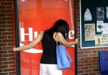 Cea mai "tandra" miscare de marketing. Automatul care vinde produse pe imbratisari, nu pe bani