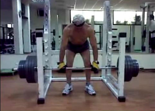 Un batranel de 82 de ani a umilit un musculos profesionist: Face indreptari cu o greutate RECORD! VIDEO