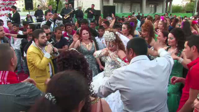 Nunta de tigani in Caracal. Jandarmii, chemati sa deblocheze strada. Invitatii: "Il pazesc pe Salam"