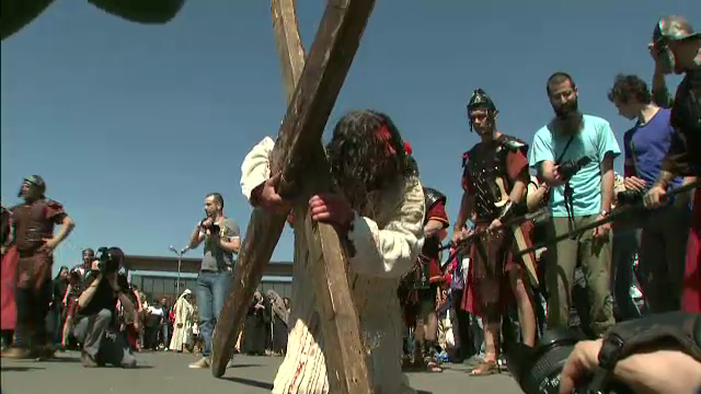 Lacrimi pe strazile Capitalei. 70 de actori, inclusiv Maia Morgenstern, au refacut Drumul Crucii