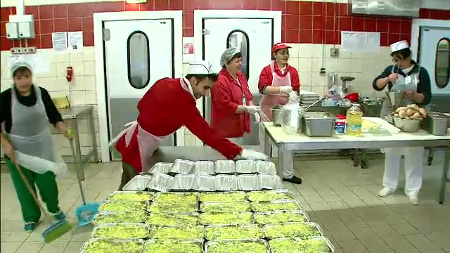 Cumparaturile pe ultima suta de metri, sport national in Romania. Cozi la produsele gata preparate